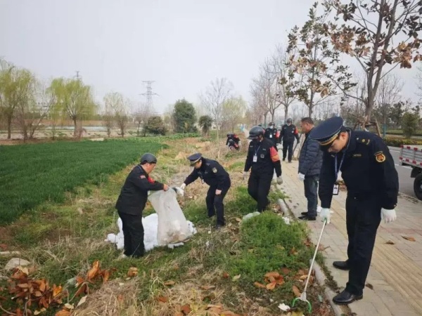 淮南經(jīng)開區(qū)清理沿路垃圾為城市“洗臉梳妝”！